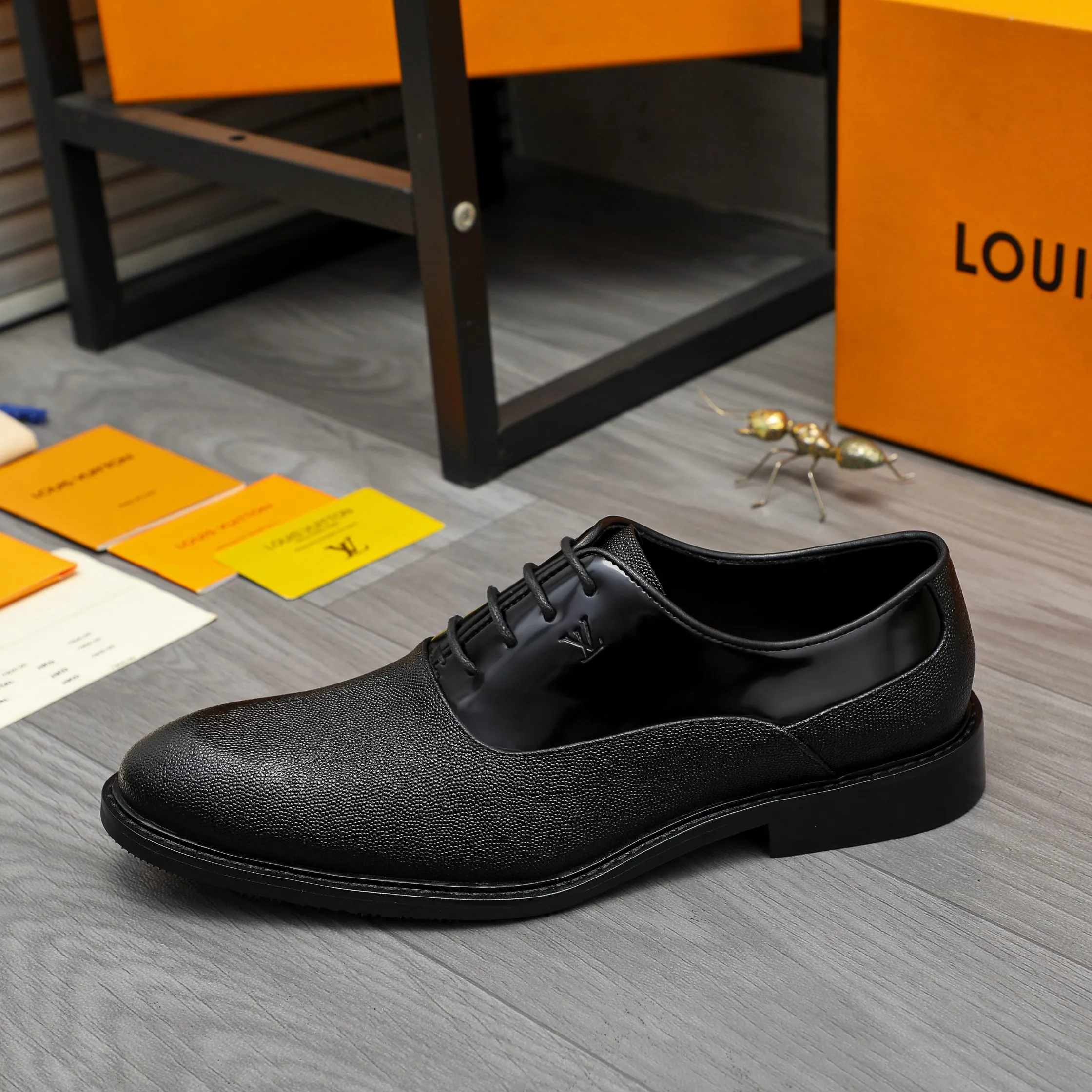 Men's men's shoes 💰p460 Product trademark: LV (Louis Vuitton) business lace-up formal leather shoes. Regular size: 39-44 (38.45 custom-made, non-returnable) Product materials: Selected grained cowhide stitching pearlized cowhide upper, cowhide lining, original rubber outsole